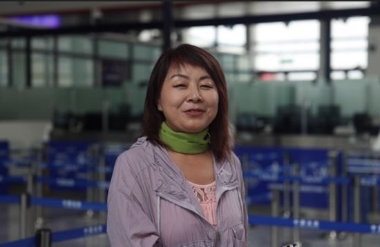 7月22日，曾經(jīng)在老撾瑯勃拉邦工作過3年的加拿大華僑孫月玲乘坐中老鐵路國際旅客列車從中國出境。衛(wèi)海林 攝