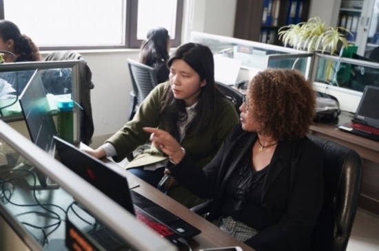 梅德哈妮（右）與中國(guó)同事討論設(shè)計(jì)方案。受訪對(duì)象供圖