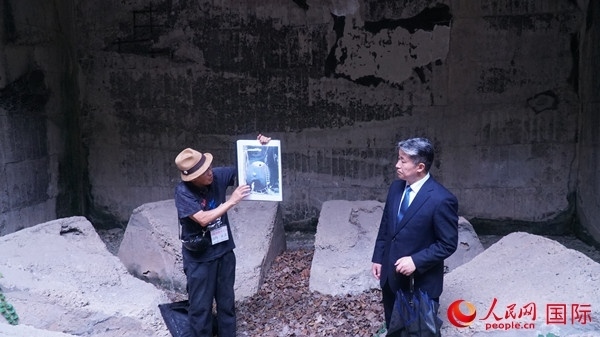 毒氣島歷史研究所事務(wù)局長(zhǎng)山內(nèi)正之在毒氣儲(chǔ)存遺址為大家介紹日軍發(fā)動(dòng)毒氣戰(zhàn)的罪證。人民網(wǎng) 蔣曉辰攝