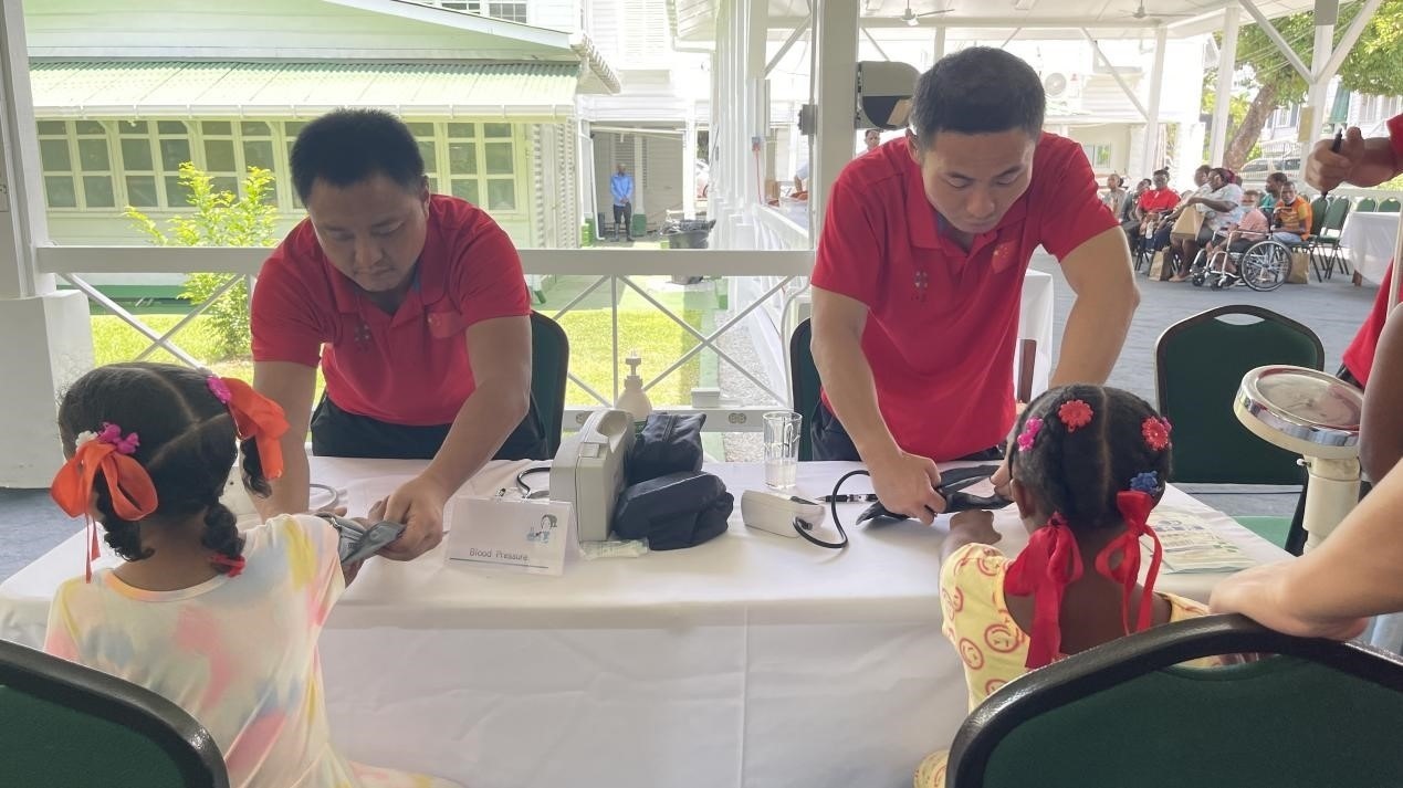 醫(yī)療隊員為福利院兒童進行檢查。第18期援圭亞那醫(yī)療隊供圖