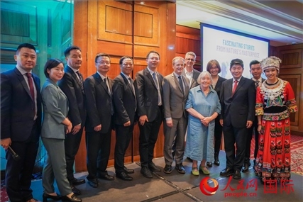 張家界文化旅游推介會部分嘉賓合影。人民網(wǎng) 郭錦標(biāo)攝