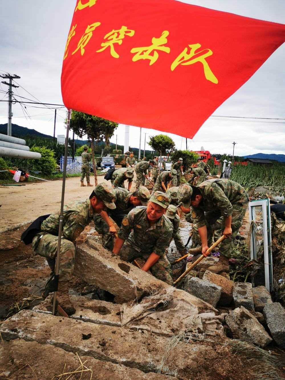 8月7日，陸軍第78集團(tuán)軍某旅組織黨員突擊隊(duì)在吉林舒蘭市七里鄉(xiāng)清理路障。新華社發(fā)（劉洋 攝）
