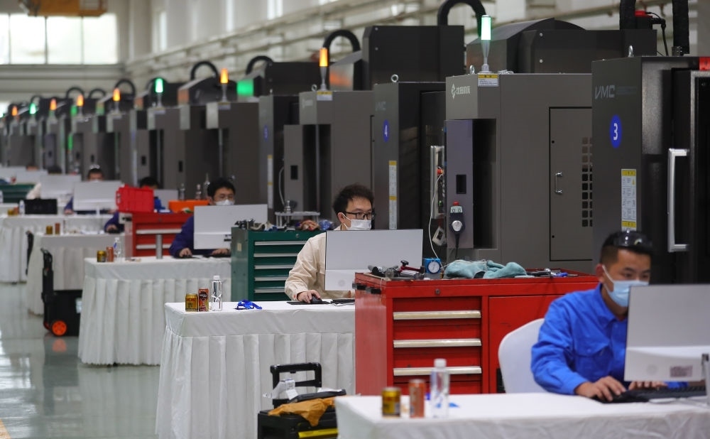 參賽選手在在2022“一帶一路”暨金磚國(guó)家技能發(fā)展與技術(shù)創(chuàng)新之“通用技術(shù)杯”數(shù)控多軸加工大賽中比拼（2022年11月10日攝）。新華社記者 楊青 攝