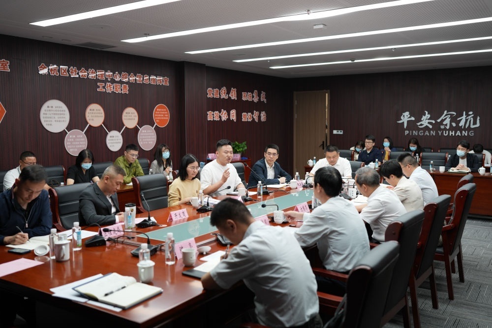 浙江省信訪局領導和相關領導組成的下訪團在杭州市余杭區(qū)社會治理中心接受群眾上訪（5月25日攝）。新華社記者 翁忻旸 攝