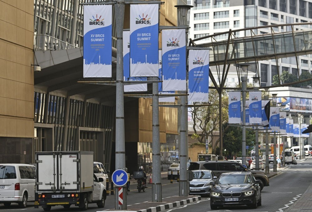 這是8月17日在南非約翰內(nèi)斯堡拍攝的金磚峰會(huì)條幅。金磚國(guó)家領(lǐng)導(dǎo)人第十五次會(huì)晤將于南非約翰內(nèi)斯堡舉行。新華社記者 陳誠(chéng) 攝
