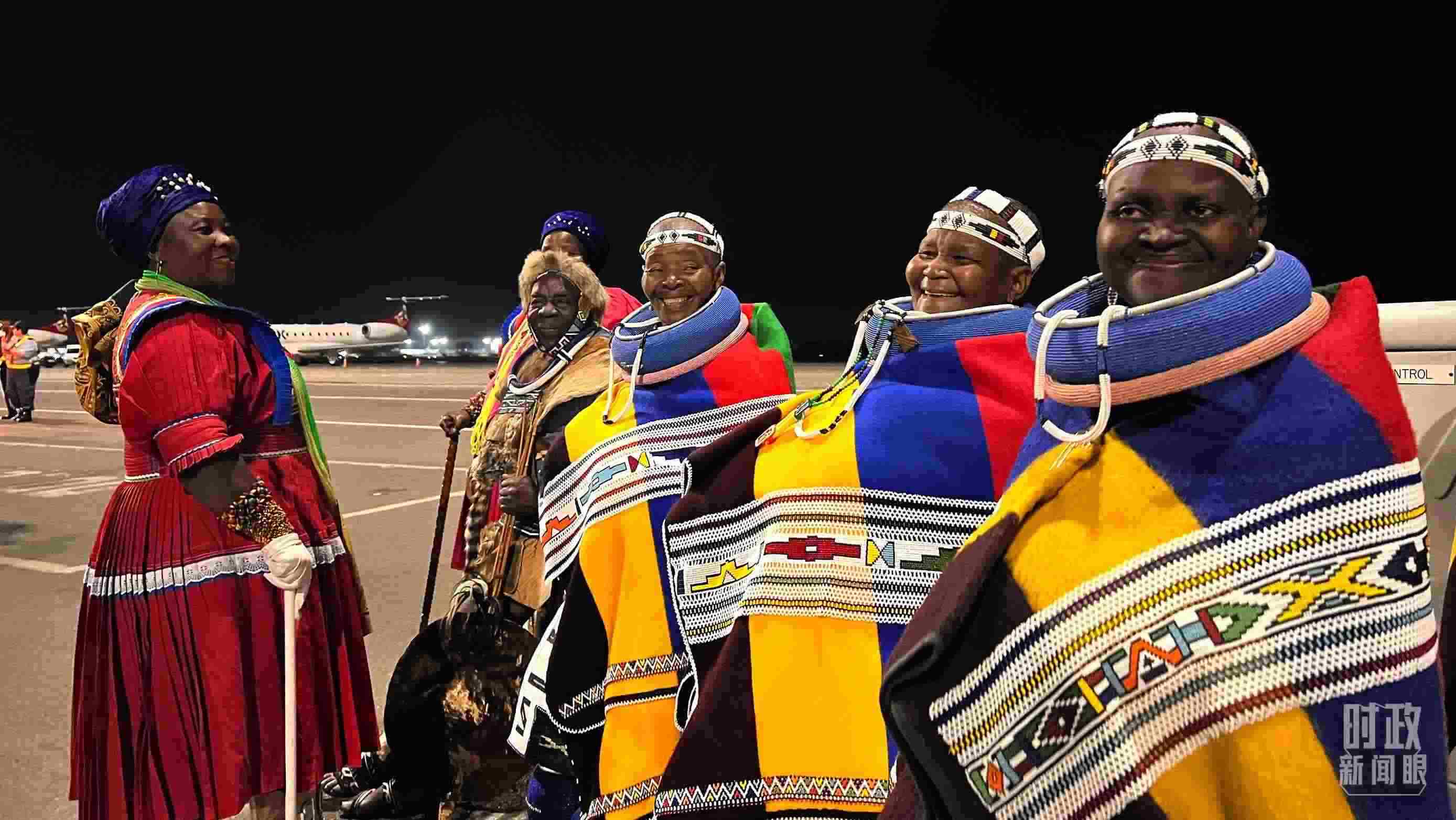 △身穿民族服裝的當(dāng)?shù)孛癖?。（總臺央視記者程鋮拍攝）