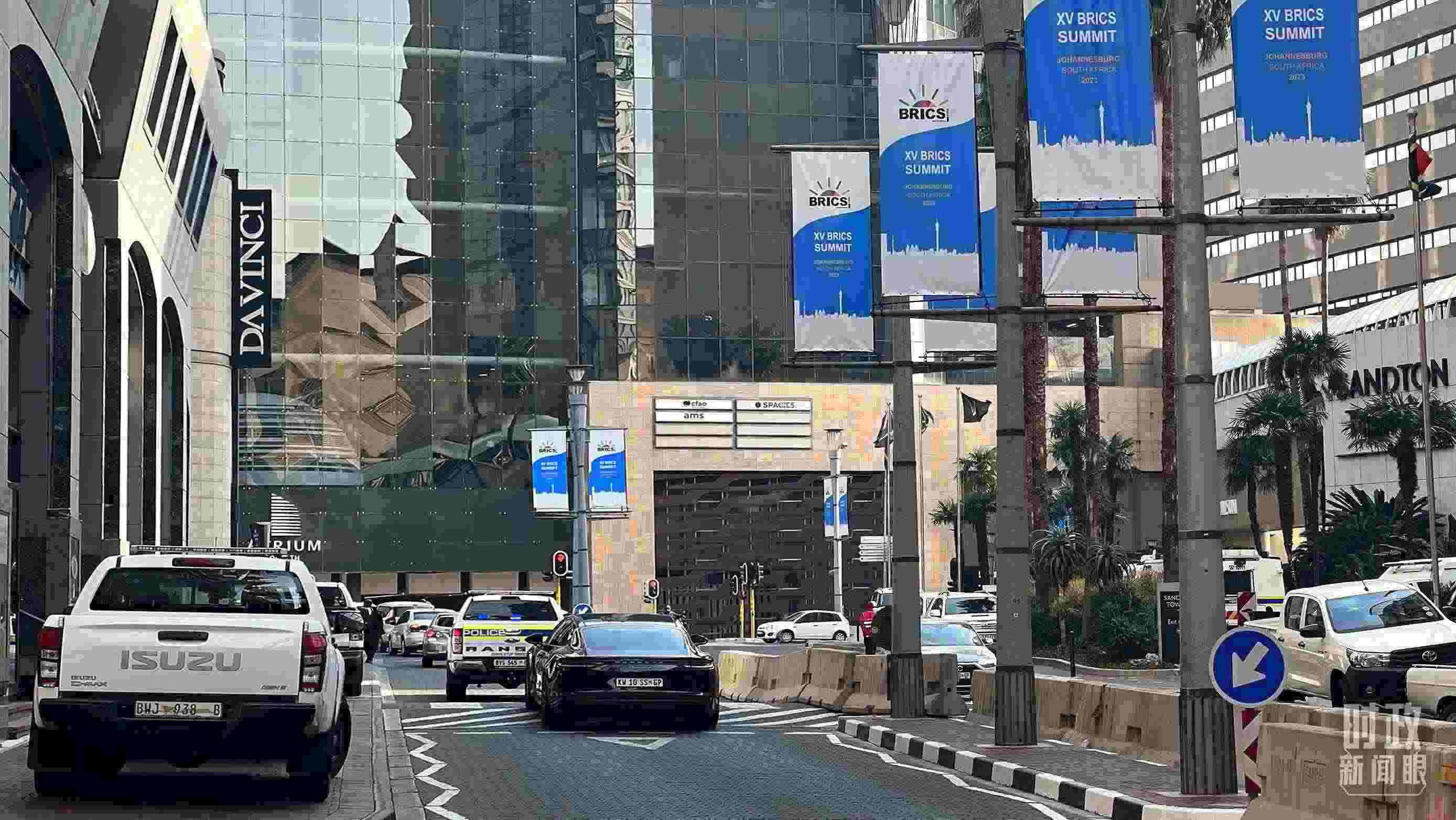 △約翰內(nèi)斯堡，街頭懸掛金磚峰會條幅。（總臺央視記者韓銳拍攝）