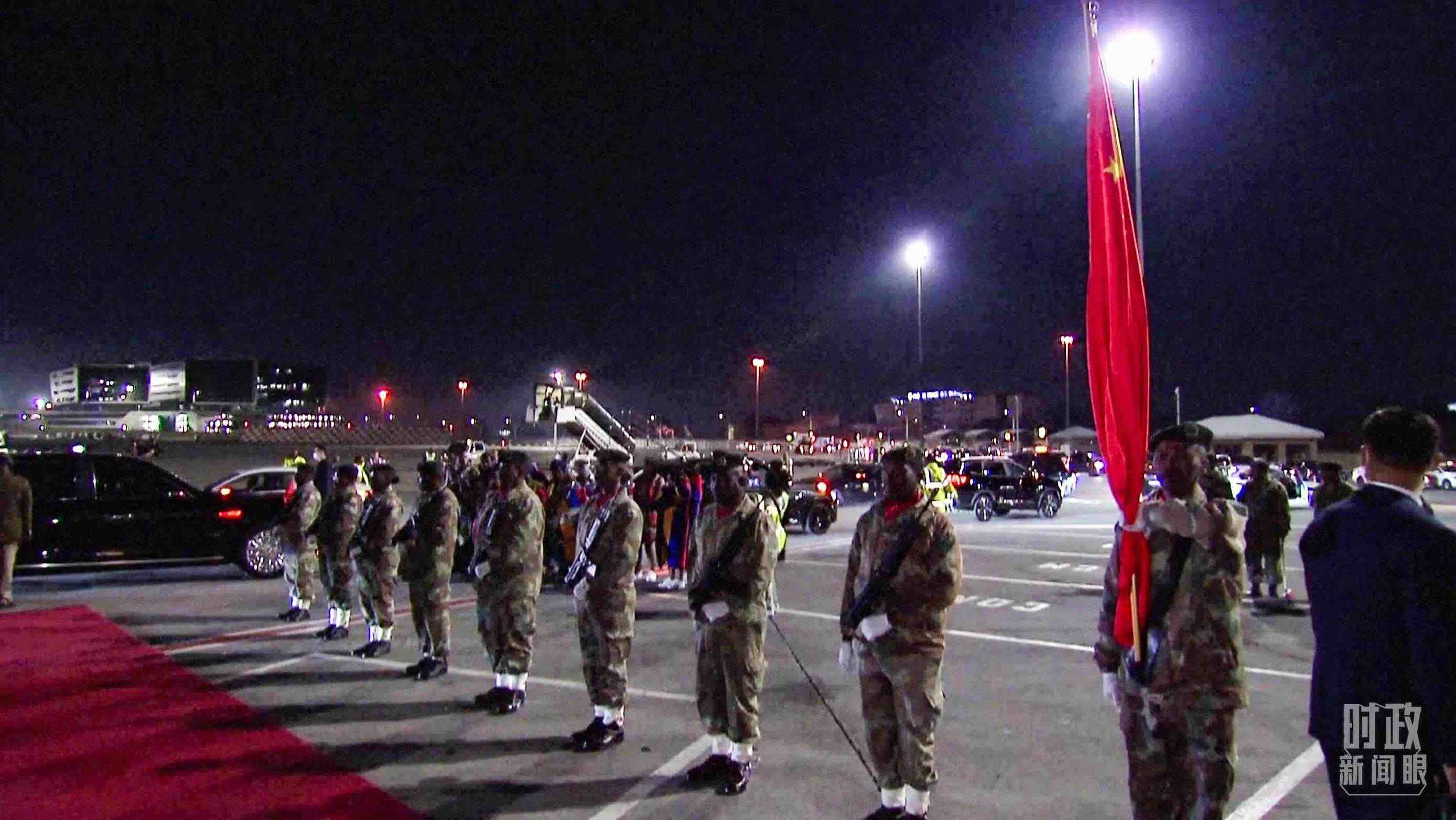 △機(jī)場現(xiàn)場的禮兵。