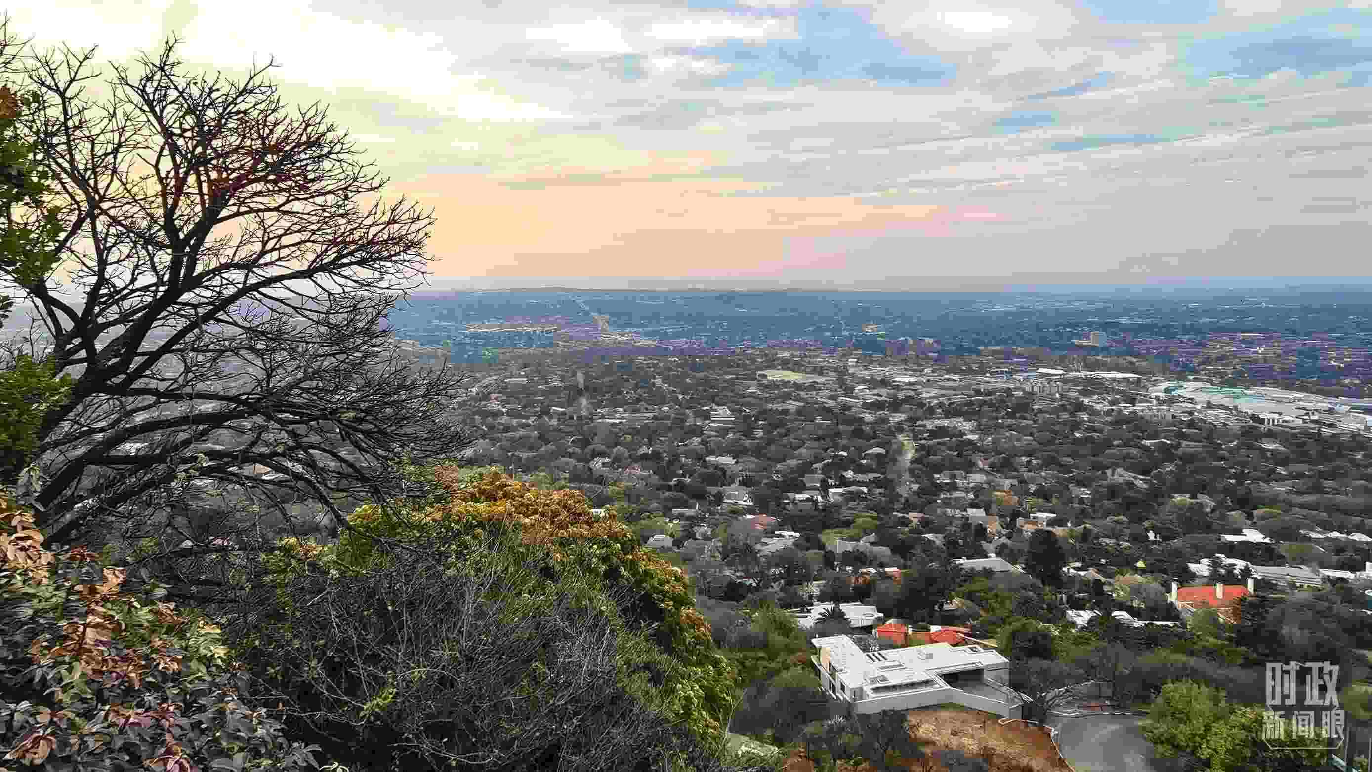 △ 俯瞰南非約翰內(nèi)斯堡。（總臺央視記者韓銳拍攝）