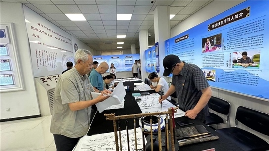 臨潢家園社區(qū)居民在書法練習(xí)室練習(xí)書法。人民網(wǎng)記者 金洪花攝