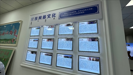 社區(qū)服務(wù)中心內(nèi)民族風(fēng)俗文化墻。人民網(wǎng)記者 金洪花攝