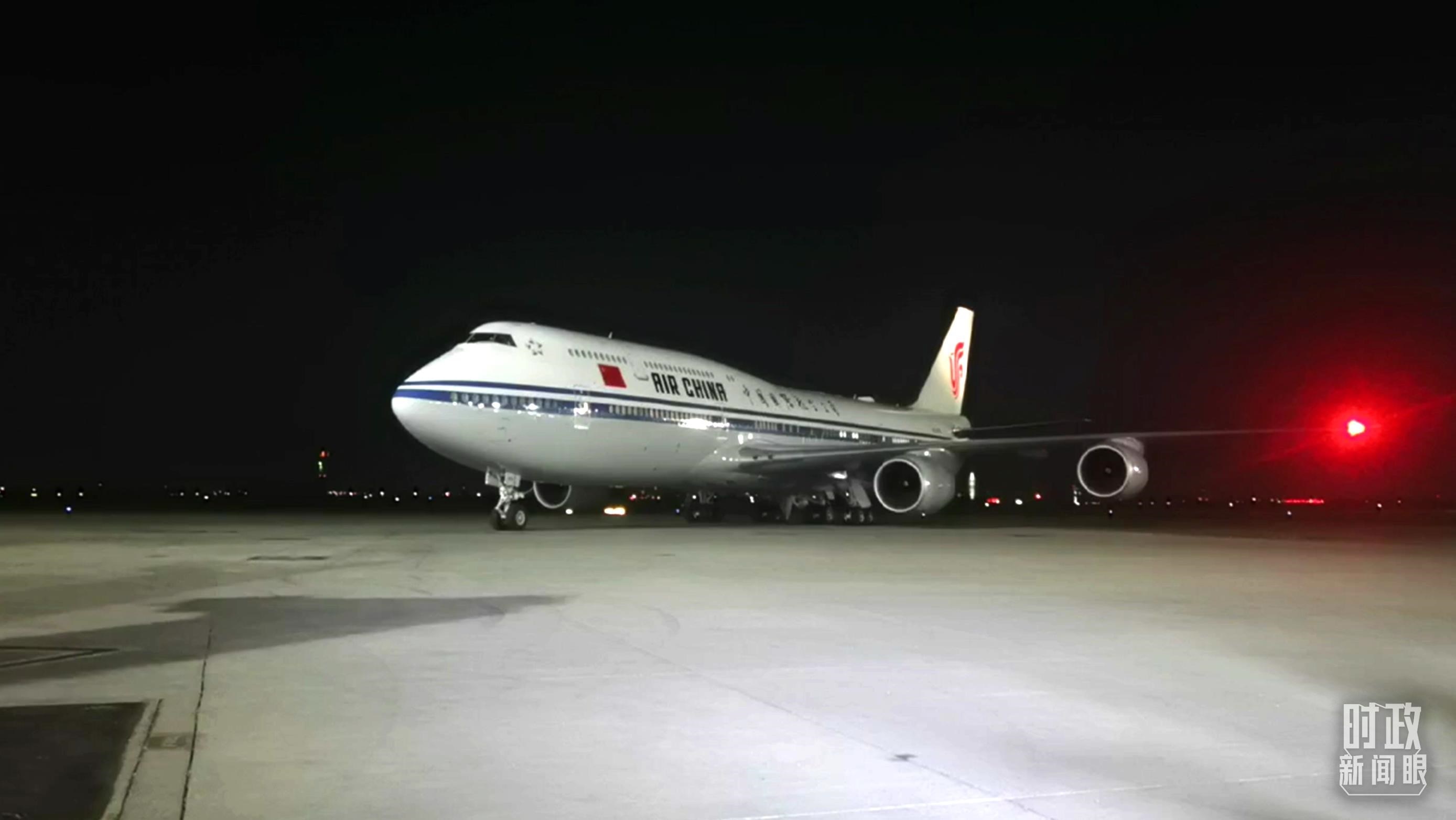 △這是習(xí)近平乘坐的專機(jī)。（總臺央視記者鐘銳拍攝）