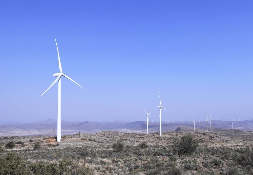 這是在南非北開普省德阿鎮(zhèn)拍攝的德阿風(fēng)電項目風(fēng)機（2023年8月10日攝）。由中國龍源電力集團南非公司運營的德阿風(fēng)電項目每年發(fā)電量超過7.5億千瓦時，相當(dāng)于節(jié)約20多萬噸標(biāo)準(zhǔn)煤，減排二氧化碳約70萬噸。