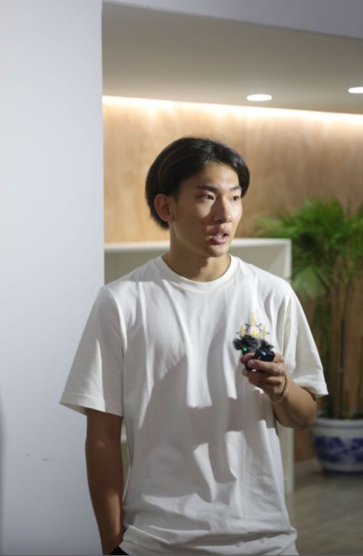 蘇翊鳴接受媒體采訪。