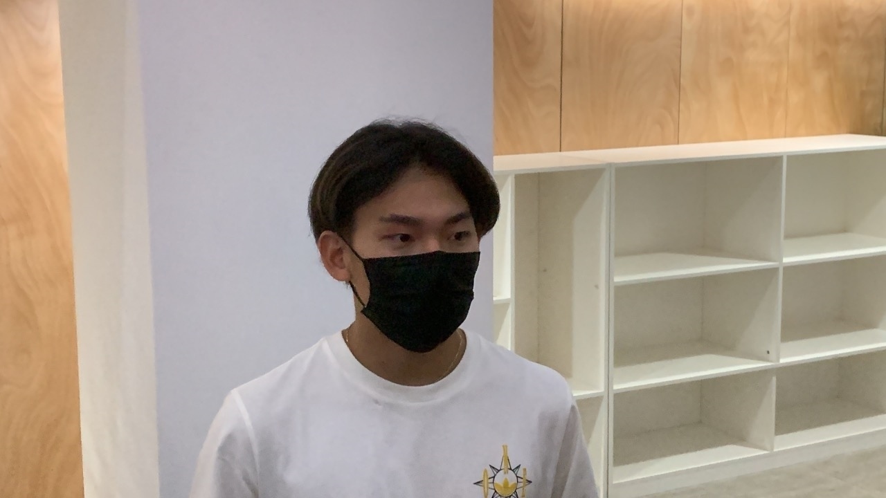 蘇翊鳴接受媒體采訪。荊政崳攝