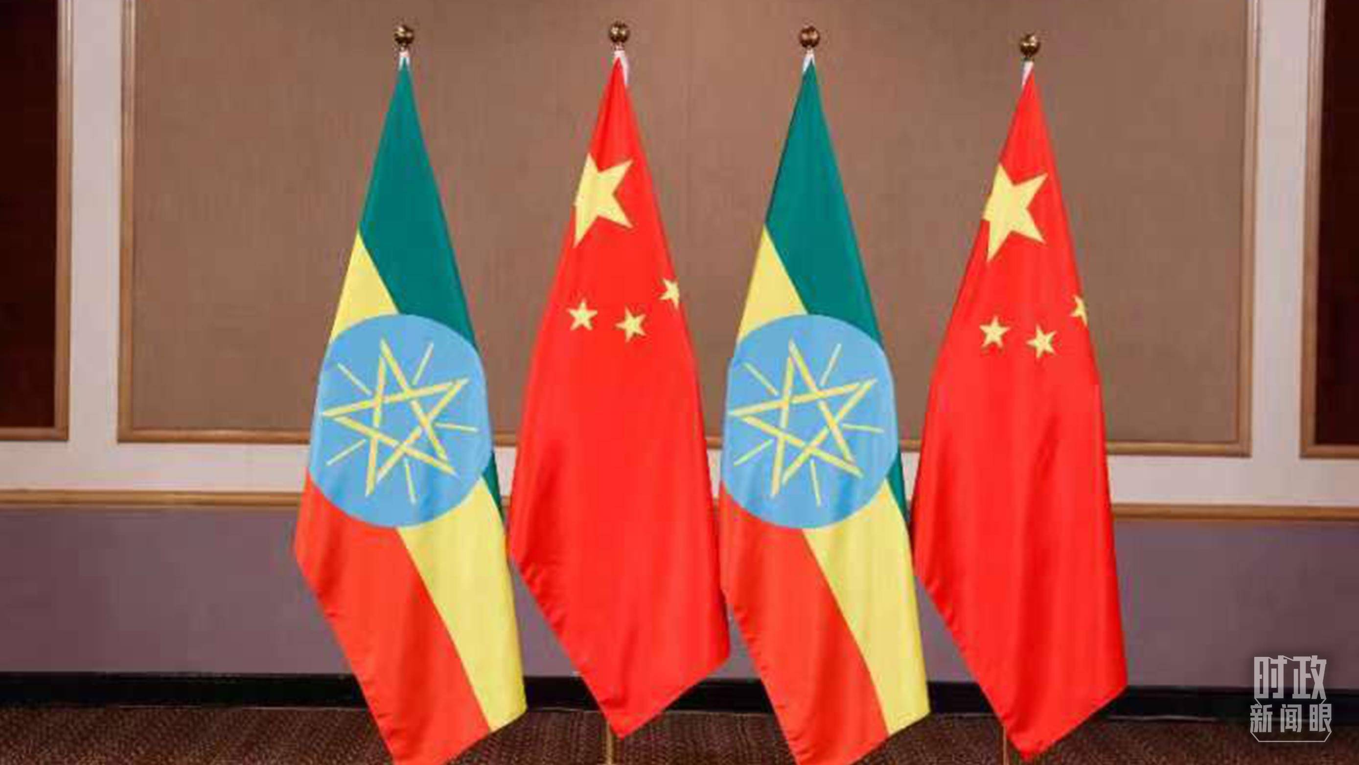 △會(huì)見現(xiàn)場(chǎng)的中國(guó)、埃塞兩國(guó)國(guó)旗。（總臺(tái)央視記者耿小龍拍攝）