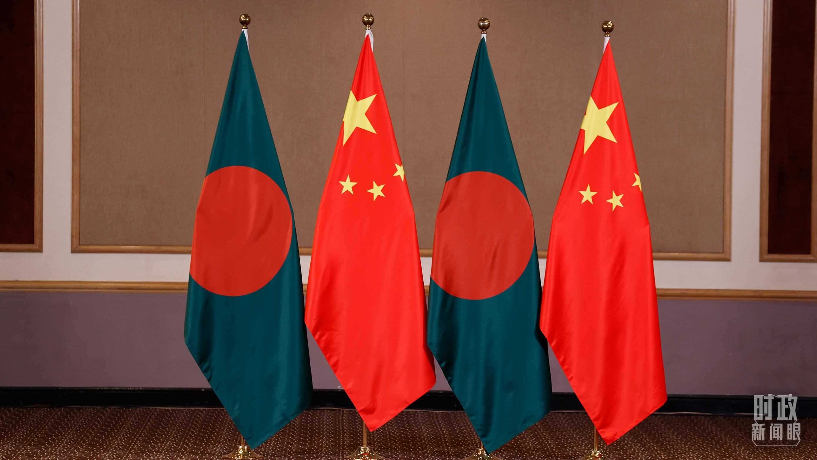 △會(huì)見現(xiàn)場(chǎng)的中孟兩國(guó)國(guó)旗。（總臺(tái)央視記者耿小龍拍攝）