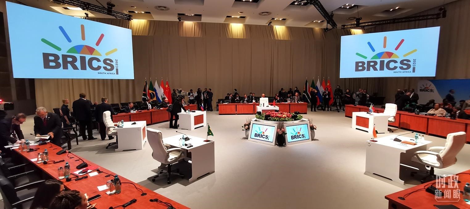 △23日上午，金磚國(guó)家領(lǐng)導(dǎo)人第十五次會(huì)晤在這里舉行。這是會(huì)晤開始前的場(chǎng)景。（總臺(tái)央視記者李錚拍攝）