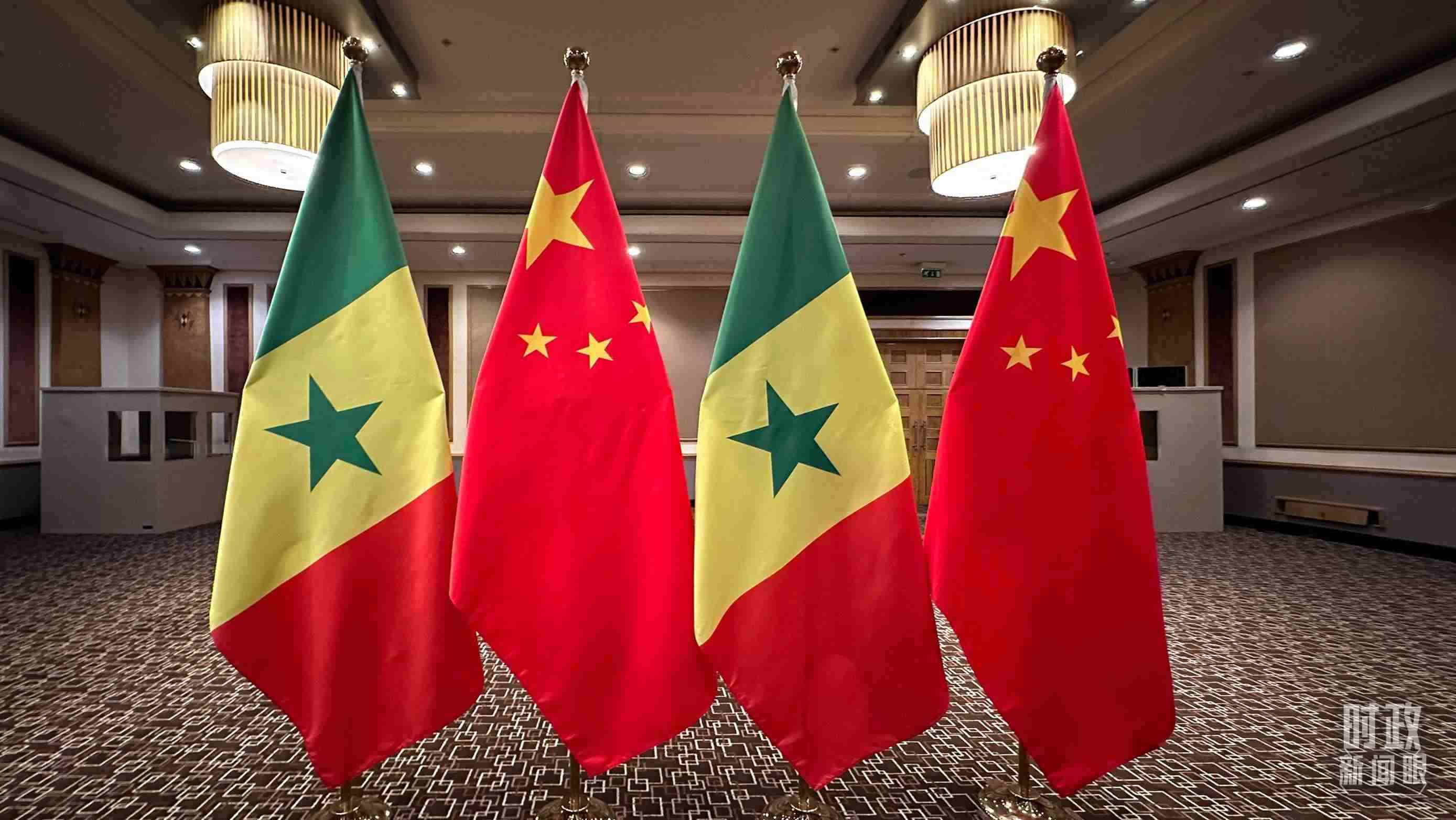 △會(huì)見現(xiàn)場(chǎng)的中塞兩國(guó)國(guó)旗。（總臺(tái)央視記者盧心雨拍攝）