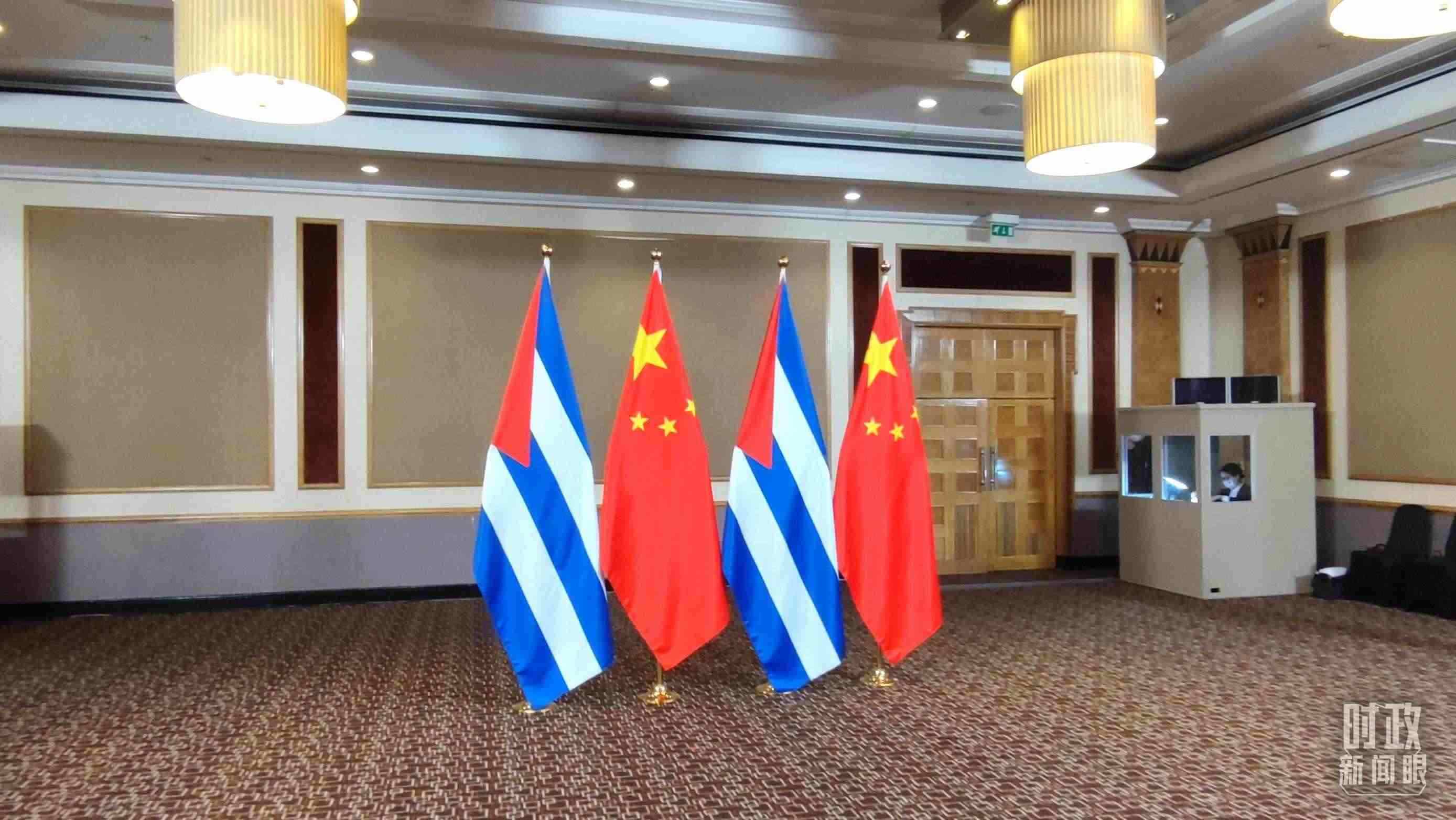 △會(huì)見現(xiàn)場(chǎng)的中古兩國(guó)國(guó)旗。（總臺(tái)央視記者耿小龍拍攝）