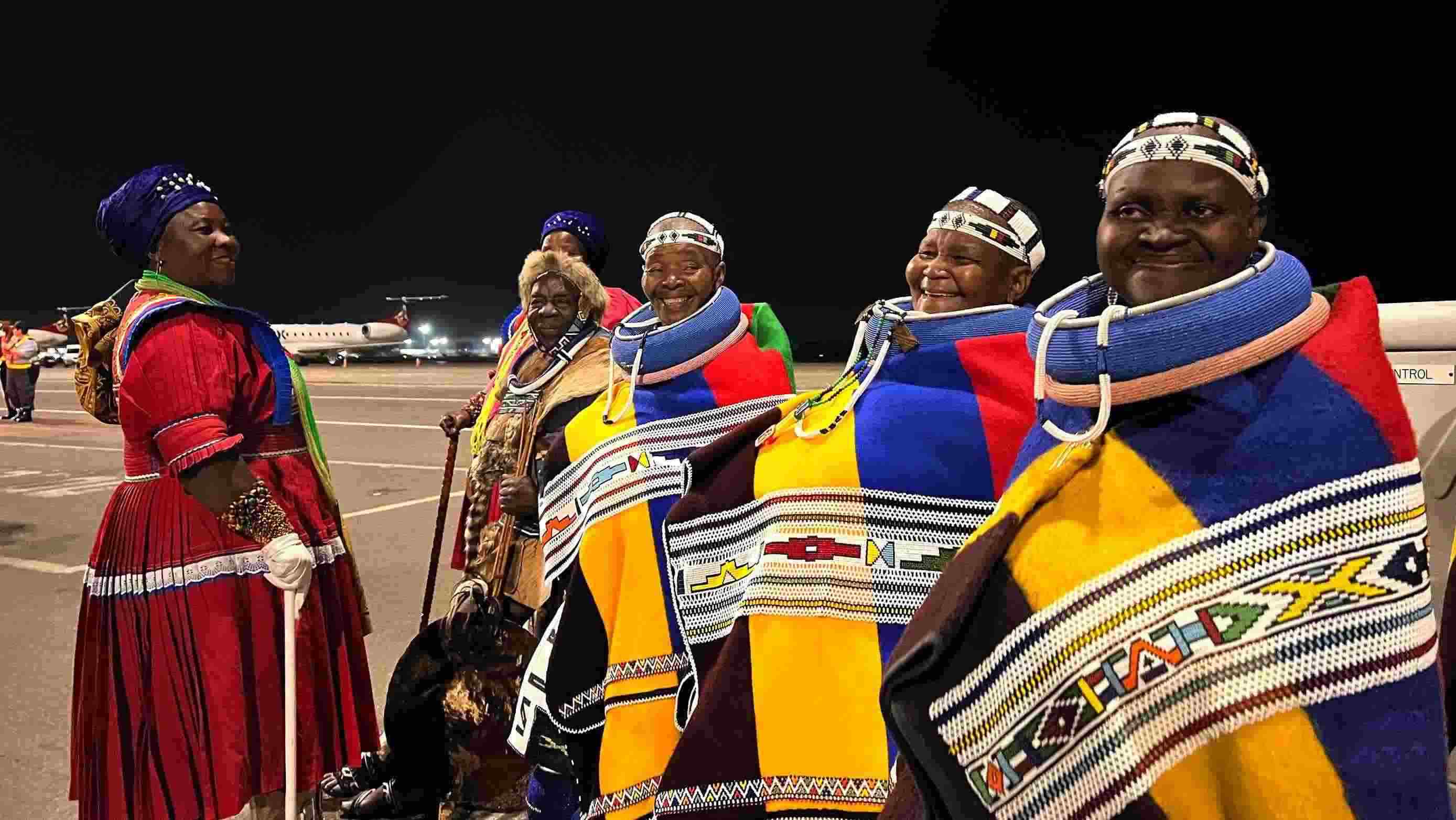 當(dāng)?shù)貢r(shí)間2023年8月21日晚，習(xí)近平主席乘坐的專機(jī)抵達(dá)南非約翰內(nèi)斯堡坦博國際機(jī)場，這是身穿民族服飾迎接的當(dāng)?shù)厝罕姟? width=