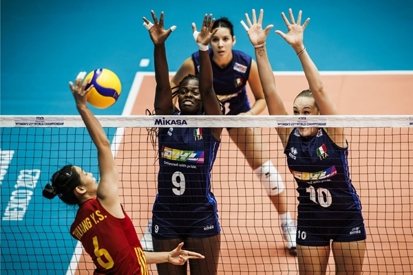 中國(guó)隊(duì)球員莊宇珊(左)在比賽中。圖片來源：國(guó)際排聯(lián)