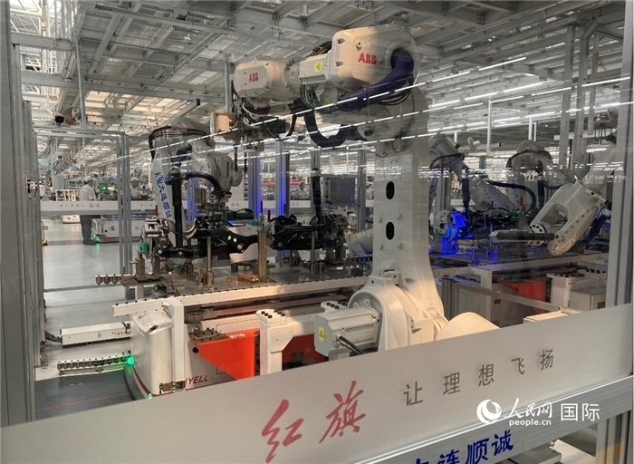 一汽—紅旗繁榮工廠內的智能機器人。人民網(wǎng) 宋歌攝
