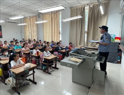 趙超剛在呼家樓中心小學(xué)為學(xué)生們講法治課。受訪者供圖