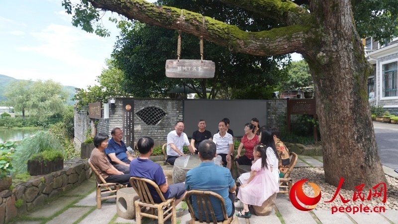 余杭區(qū)徑山鎮(zhèn)小古城村村民在“樟樹下議事”。人民網(wǎng)肖聰聰攝