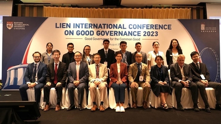 與會(huì)嘉賓和新書的編者及章節(jié)作者合影。新加坡南洋理工大學(xué)供圖