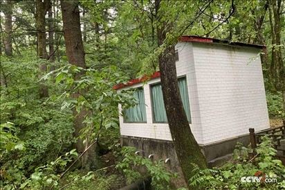 （被保護在房子內(nèi)的泉眼連接著管道 央視網(wǎng)記者 王靜遠 攝）