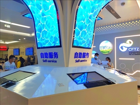 市民在中國(guó)（廣西）自由貿(mào)易區(qū)南寧片區(qū)綜合服務(wù)大廳辦理業(yè)務(wù)。人民網(wǎng) 付華周攝