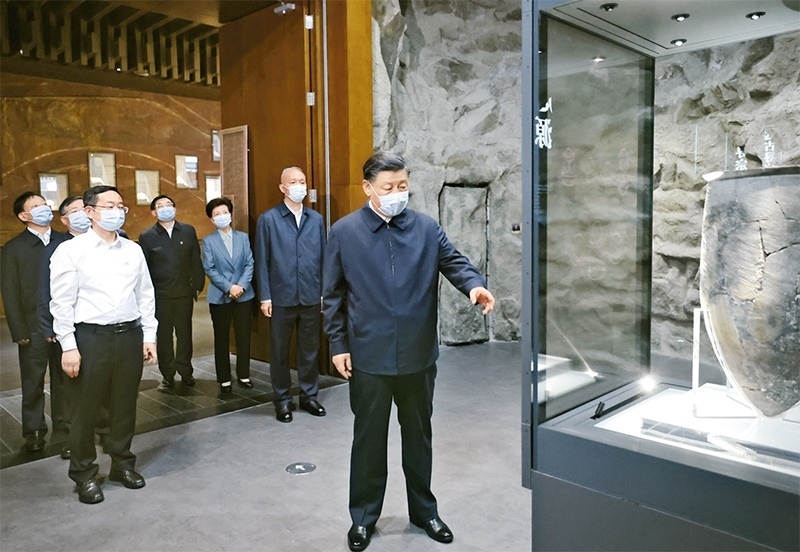 2023年6月2日，中共中央總書記、國(guó)家主席、中央軍委主席習(xí)近平在北京出席文化傳承發(fā)展座談會(huì)并發(fā)表重要講話。這是座談會(huì)前，習(xí)近平2日下午在中國(guó)歷史研究院考察。 新華社記者 鞠鵬/攝