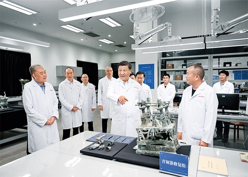 2023年7月25日至27日，中共中央總書記、國(guó)家主席、中央軍委主席習(xí)近平在四川考察。這是26日下午，習(xí)近平在位于德陽(yáng)市廣漢市的三星堆博物館文物保護(hù)與修復(fù)館，同現(xiàn)場(chǎng)工作人員親切交流。 新華社記者 謝環(huán)馳/攝