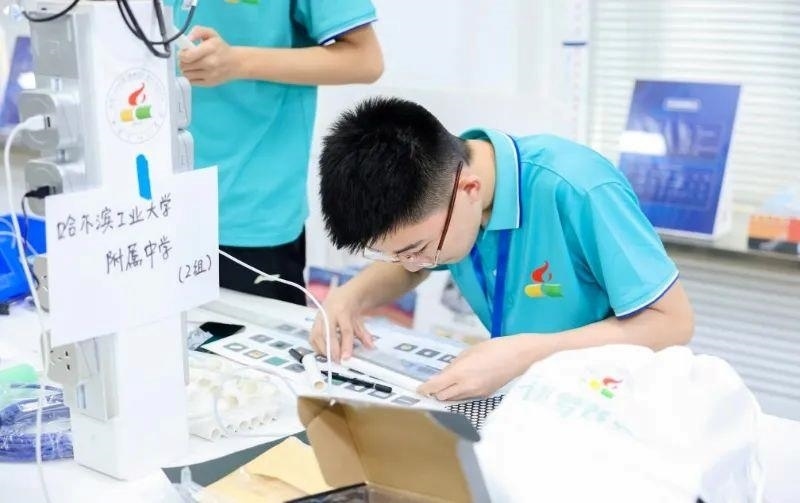 △今年7月，“逐夢蒼穹”科技主題教育活動(dòng)在北京市八一學(xué)校舉辦。來自全國各地的百余名師生，在動(dòng)手實(shí)踐中學(xué)習(xí)航天知識、提高創(chuàng)新能力。