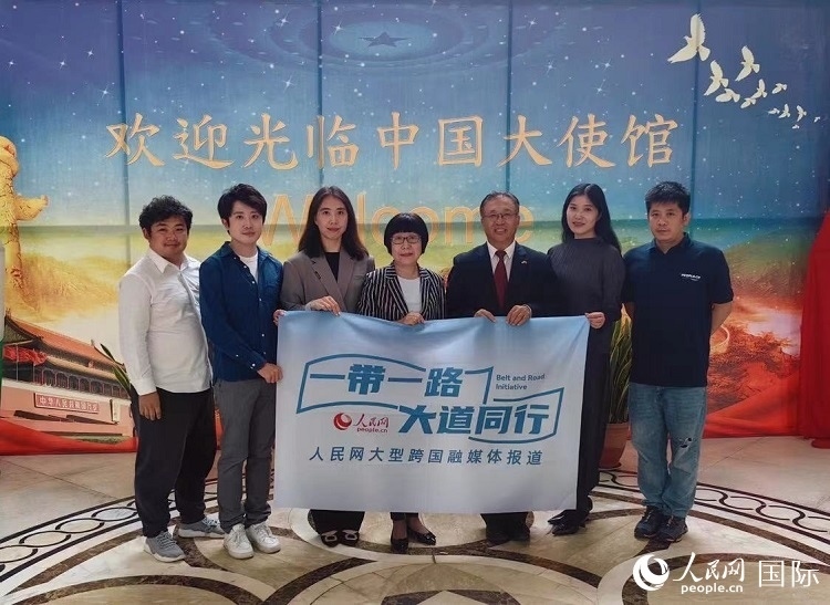 崔建春大使（右三）與人民網(wǎng)記者合影。