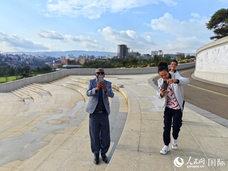 亞的斯亞貝巴友誼廣場的游客與人民網(wǎng)記者互動。人民網(wǎng)記者 陳星星攝