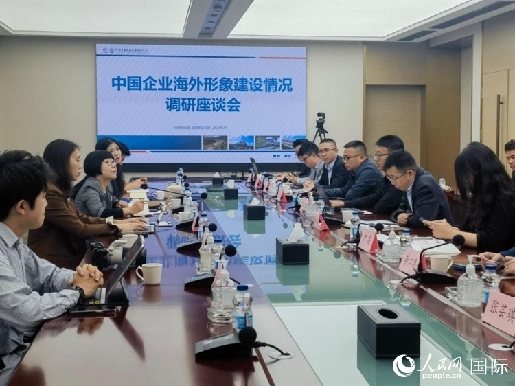 埃塞俄比亞中國商會企業(yè)代表與人民網(wǎng)記者座談。人民網(wǎng)記者 劉寧攝