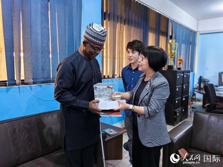 人民網(wǎng)監(jiān)事會主席唐維紅（右一）帶隊訪問尼日利亞通訊社，與該社總裁布克·龐勒（左一）交流。人民網(wǎng)記者 陳星星攝