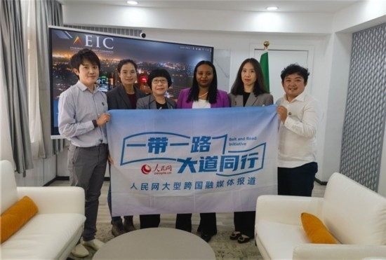 埃塞俄比亞投資委主任萊利斯（右三）、萬(wàn)巧云（左二）與人民網(wǎng)記者合影。