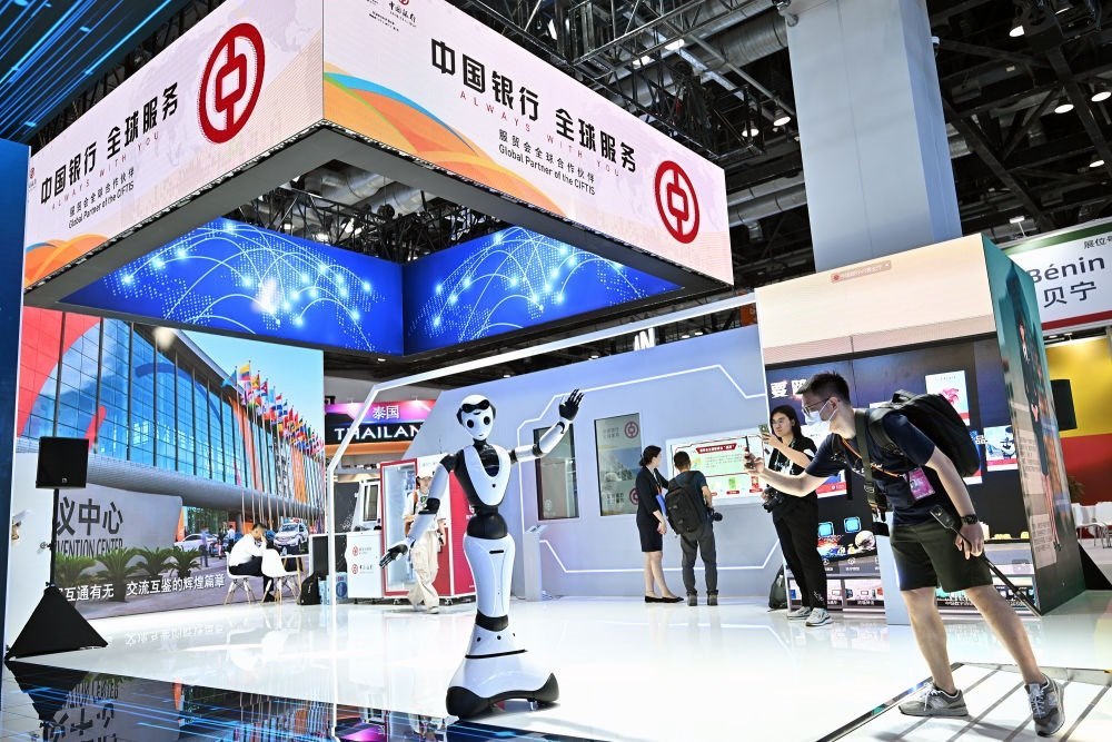 9月1日，媒體記者在國(guó)家會(huì)議中心中國(guó)銀行展臺(tái)拍攝一款迎賓接待機(jī)器人。新華社記者 李鑫 攝