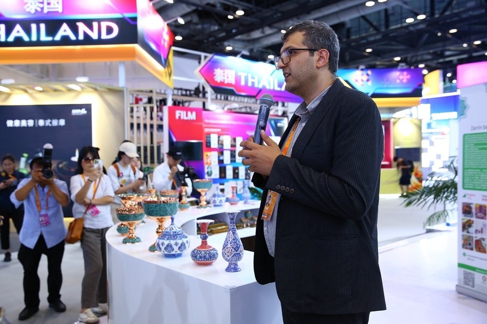 9月1日，參展商在國(guó)家會(huì)議中心向媒體記者介紹展臺(tái)信息。新華社記者 孫瑋彤 攝