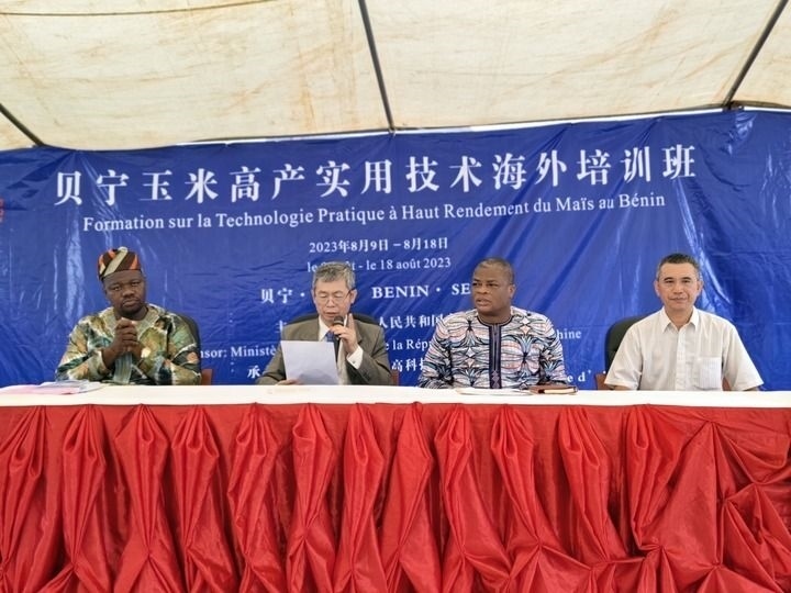 8月9日，2023年貝寧“玉米高產實用技術培訓班”開班儀式在位于塞梅波吉市的中國援貝寧農業(yè)技術示范中心舉行。