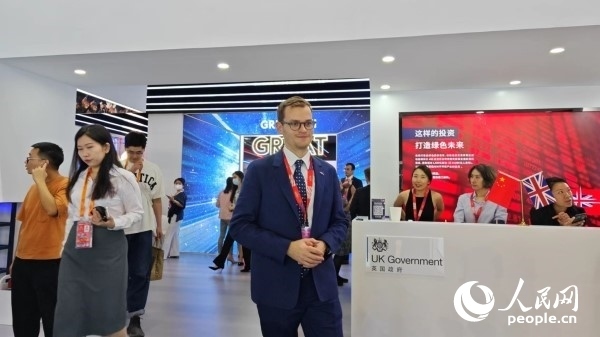 9月2日，英國館館長、英國商業(yè)貿(mào)易部市場推廣主管康鵬接受人民網(wǎng)記者采訪。人民網(wǎng)記者 趙雯博攝
