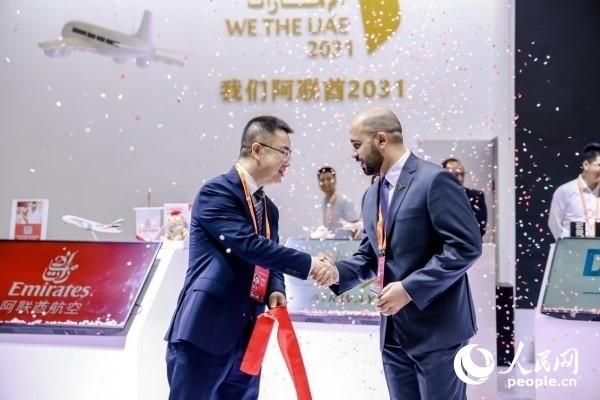 9月3日，阿聯(lián)酋駐華大使館臨時代辦、副館長哈利德·沙赫參贊與中國貿(mào)促會聯(lián)絡(luò)部二級巡視員楊曉軍揭幕阿聯(lián)酋國家館。圖片由阿聯(lián)酋駐華大使館提供