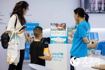 9月2日，觀眾駐足聯(lián)合國兒童基金會展館。圖片由聯(lián)合國兒童基金會提供