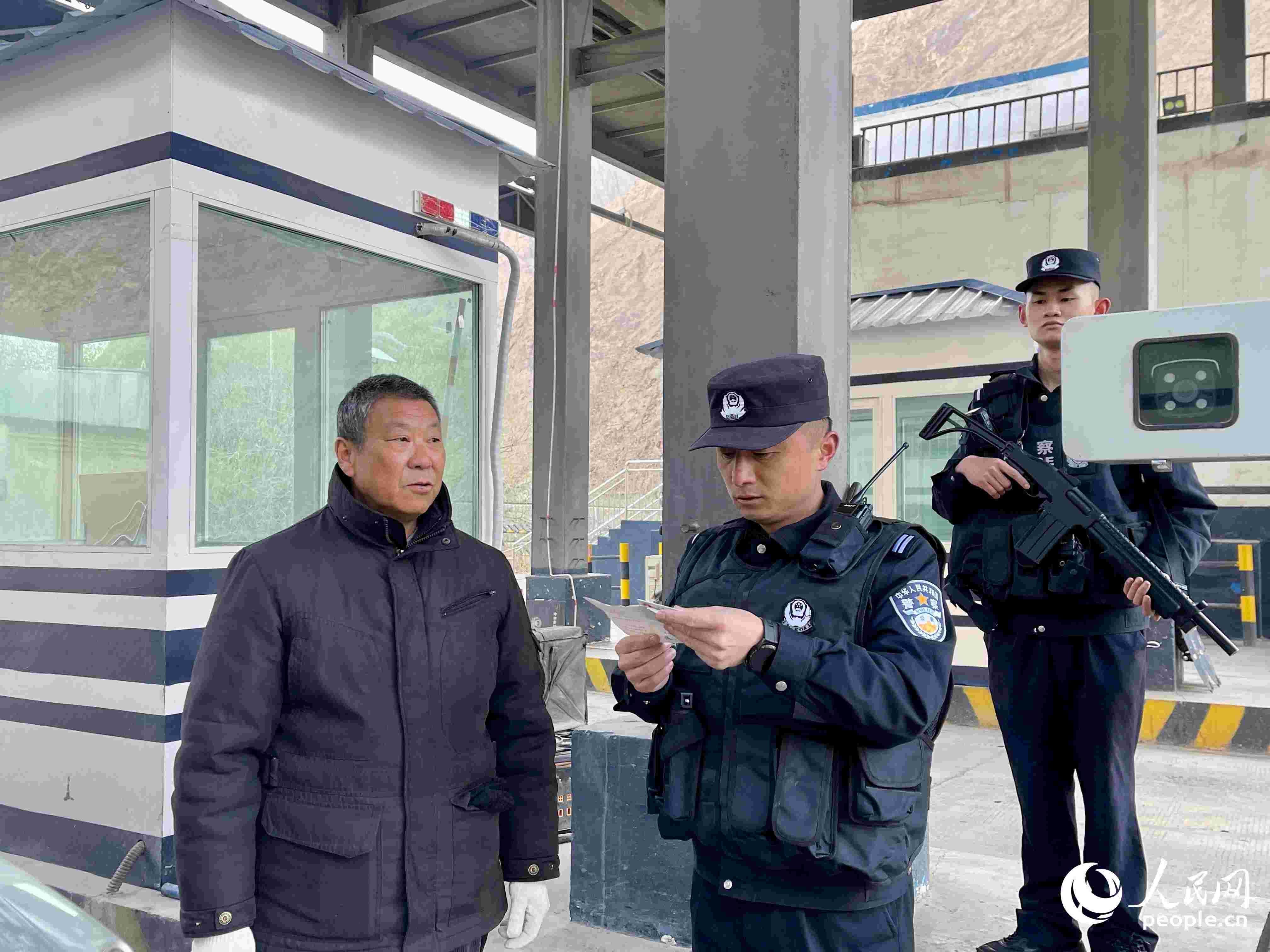 2023年5月10日，在庫(kù)地邊境檢查站，陳暢核對(duì)進(jìn)出邊境管理區(qū)人員信息。人民網(wǎng) 周靜圓攝