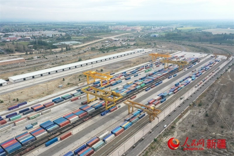 8月8日，在霍爾果斯口岸換裝廠區(qū)，工人正在進行吊箱作業(yè)。 人民網(wǎng)記者 張力洋攝