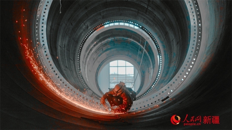 中國水利水電四局（塔城）裝備制造基地，工人們正在開展作業(yè)。 人民網(wǎng) 李欣洋攝