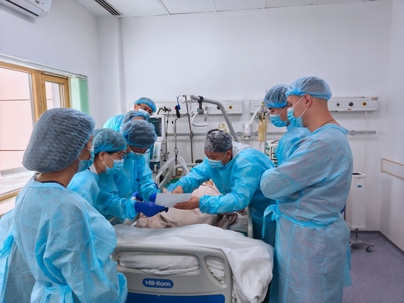 中哈專家團隊完成哈國首例離體肝切和自體肝移植術。 新疆醫(yī)科大學第一附屬醫(yī)院供圖
